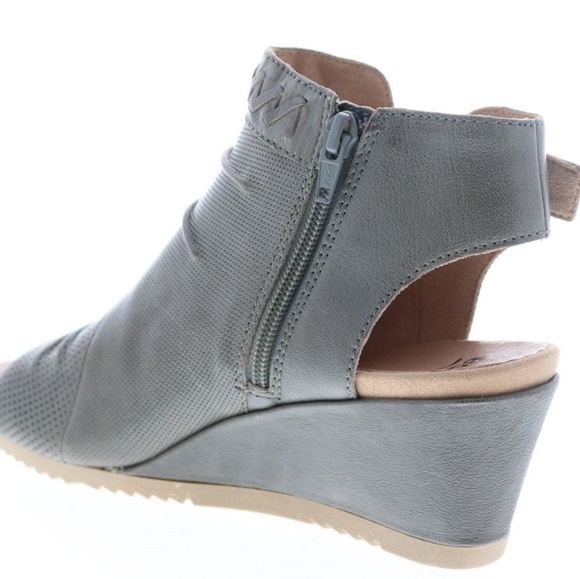 EARTH ๐๐ฃAttalea Bonaire Sandals in Light Blue (like gray) - Picture 8 of 17